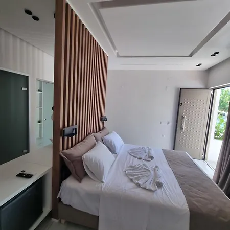 Aparthotel Leonidas & 3*